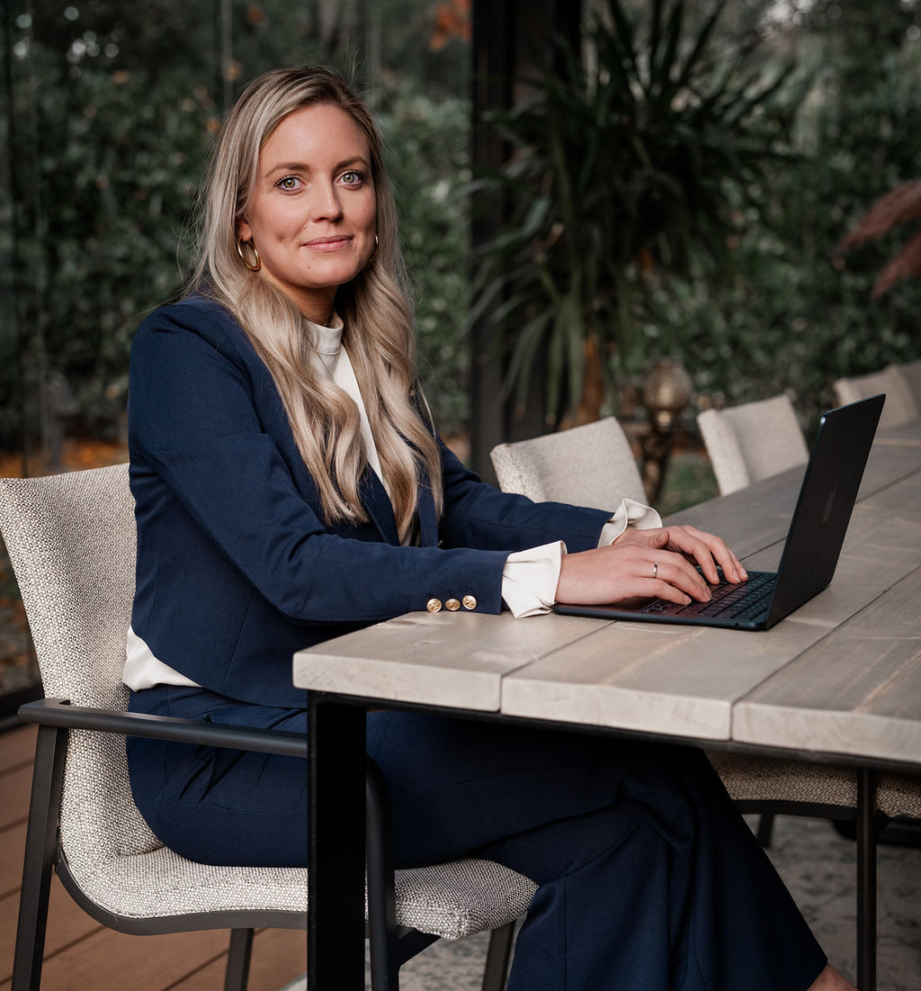 Adviseur van New Mountain werkt aan de administratie op een laptop
